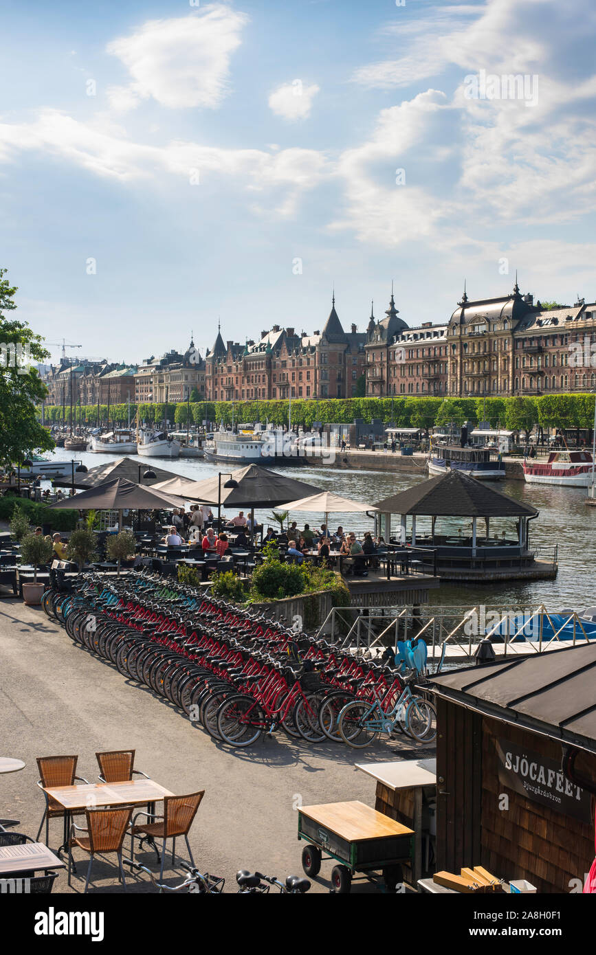 La Suède Stockholm, vue de vélos et de cafés sur l'île de Djurgarden, avec le front de Strandvägen directement en face, Stockholm, Suède. Banque D'Images