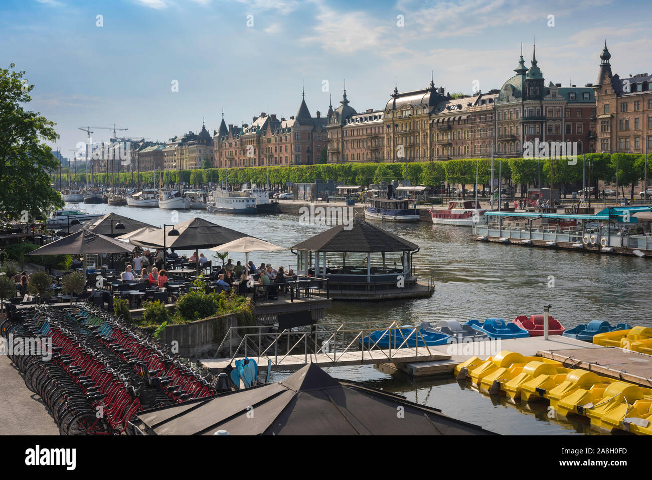 Été Stockholm, vue sur les personnes dans les cafés en bord de mer sur l'île de Djurgarden, avec de grands bâtiments sur Strandvägen à Ostermalm en face, Stockholm, Banque D'Images