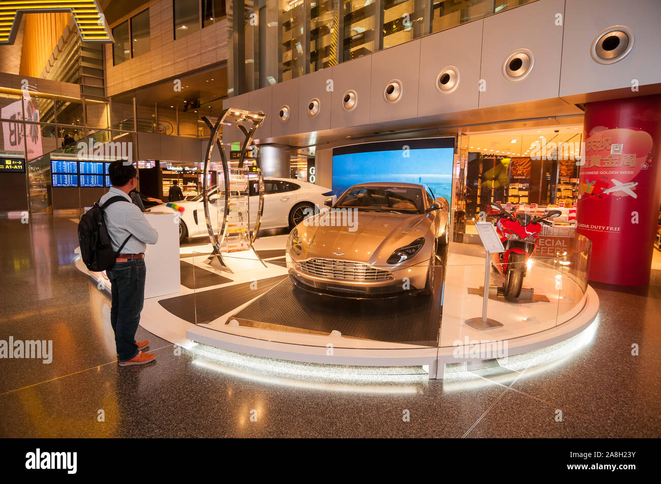 L'aéroport international Hamad, Doha, l'homme à la nouvelle voiture de luxe, à l'aéroport de Doha, duty free Banque D'Images