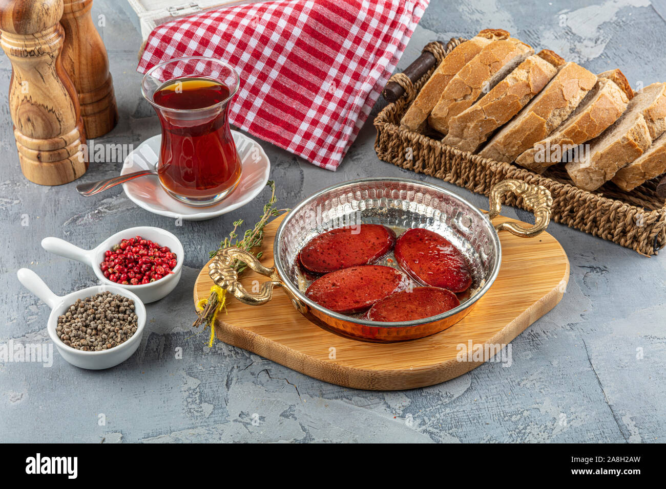 Avec un petit-déjeuner turc turc frit sucuk (saucisses). Saucisses frites à pan de cuivre Banque D'Images