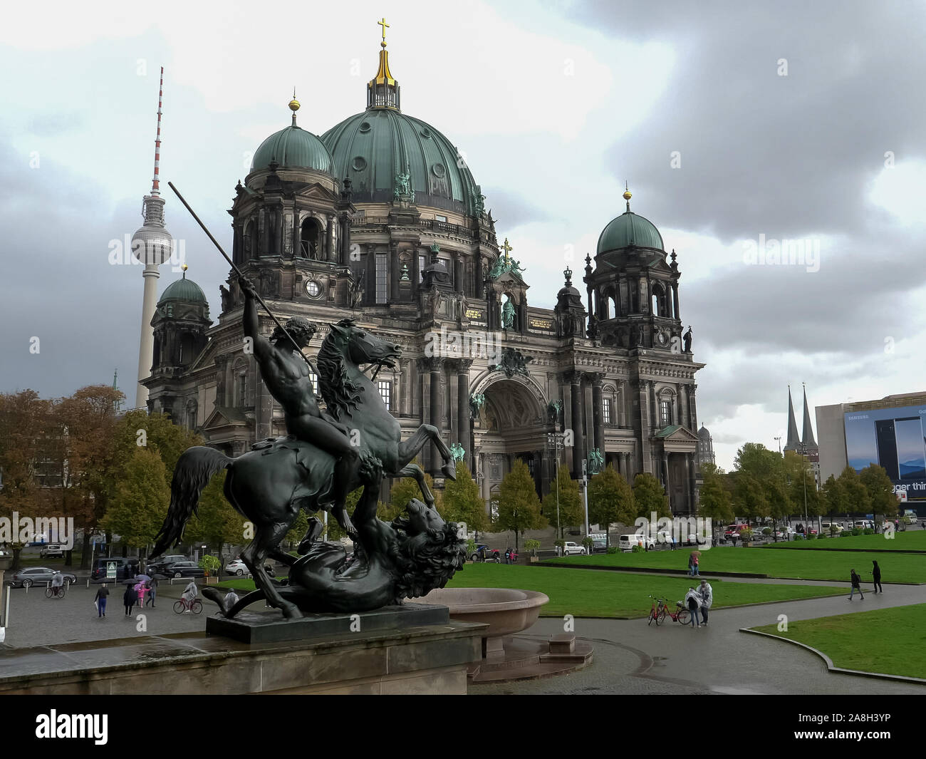 BERLIN, ALLEMAGNE, Octobre 6, 2017 : la cathédrale de Berlin et le lion statue de chasse en Allemagne Banque D'Images