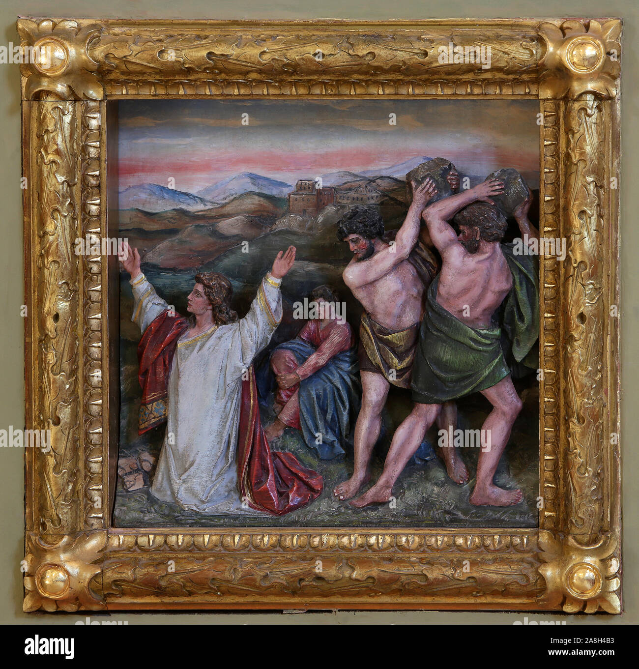 STITAR, Croatie - 27 août : la lapidation de saint Etienne, de secours sur les fonts baptismaux dans l'église de Saint Matthieu à Stitar, Croatie le 27 août 2015 Banque D'Images