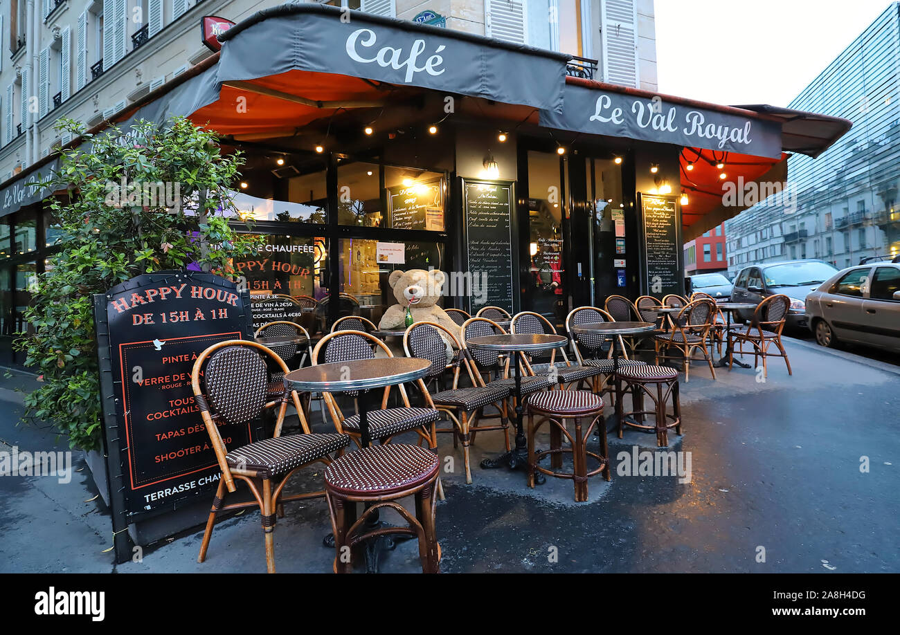 Le Val Royal est française cafe situé sur le Boulevard de Port Royal à  Paris Photo Stock - Alamy