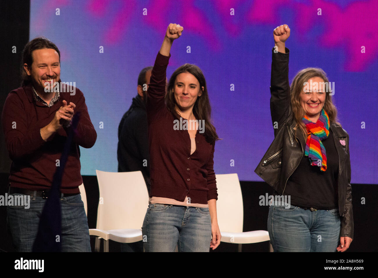 Pablo Iglesias tapez des mains en attendant Irene Montero (C) lever le poing. (Photo par Jorge Gonzalez/Pacific Press) Banque D'Images