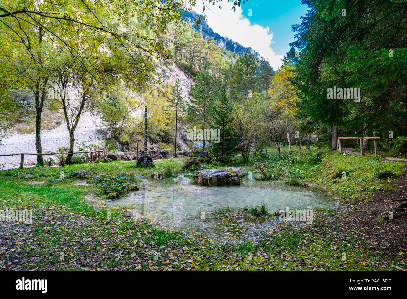 Belle vue sur l'extérieur de l'exposition naturparkhaus Schlern-Rosengarten musée avec l'Tschaminbach River dans l'arrière-plan sur un brillant au Banque D'Images