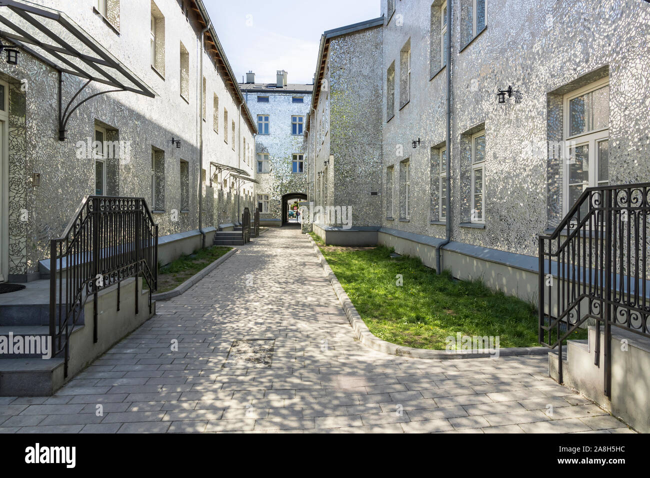 La ville polonaise de Lodz, rue intéressante avec miroir les bâtiments. Banque D'Images