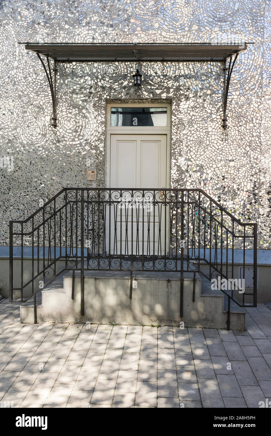 La ville polonaise de Lodz, rue intéressante avec miroir les bâtiments. Banque D'Images
