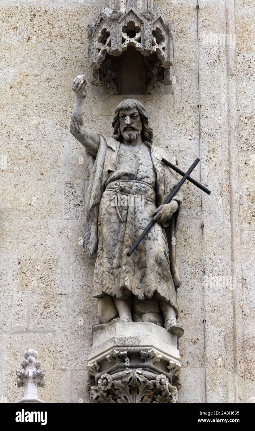 Statue de Saint Jean Baptiste sur la façade de la cathédrale de Zagreb Banque D'Images Statue de Saint Jean Baptiste sur la façade de la cathédrale de Zagreb Banque D'Images
