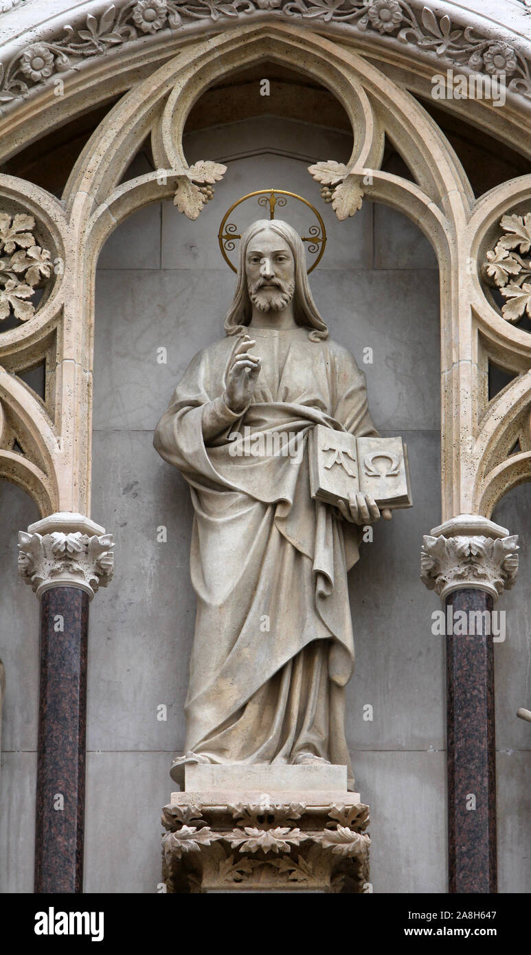 Statue du Christ l'enseignant sur la façade de la cathédrale de Zagreb Banque D'Images