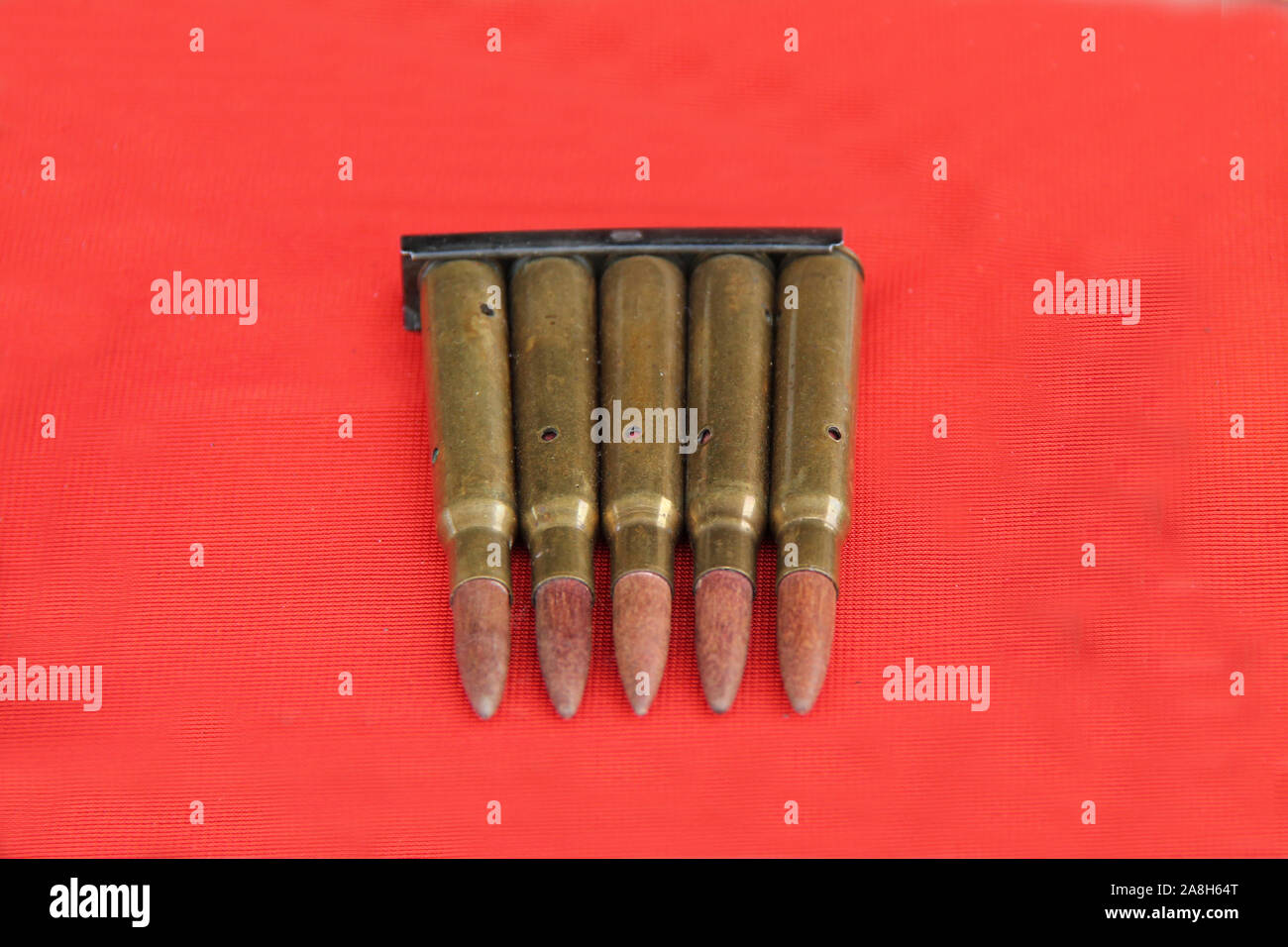 Un clip de cinq balles de mitrailleuses munitions militaires d'époque. Banque D'Images