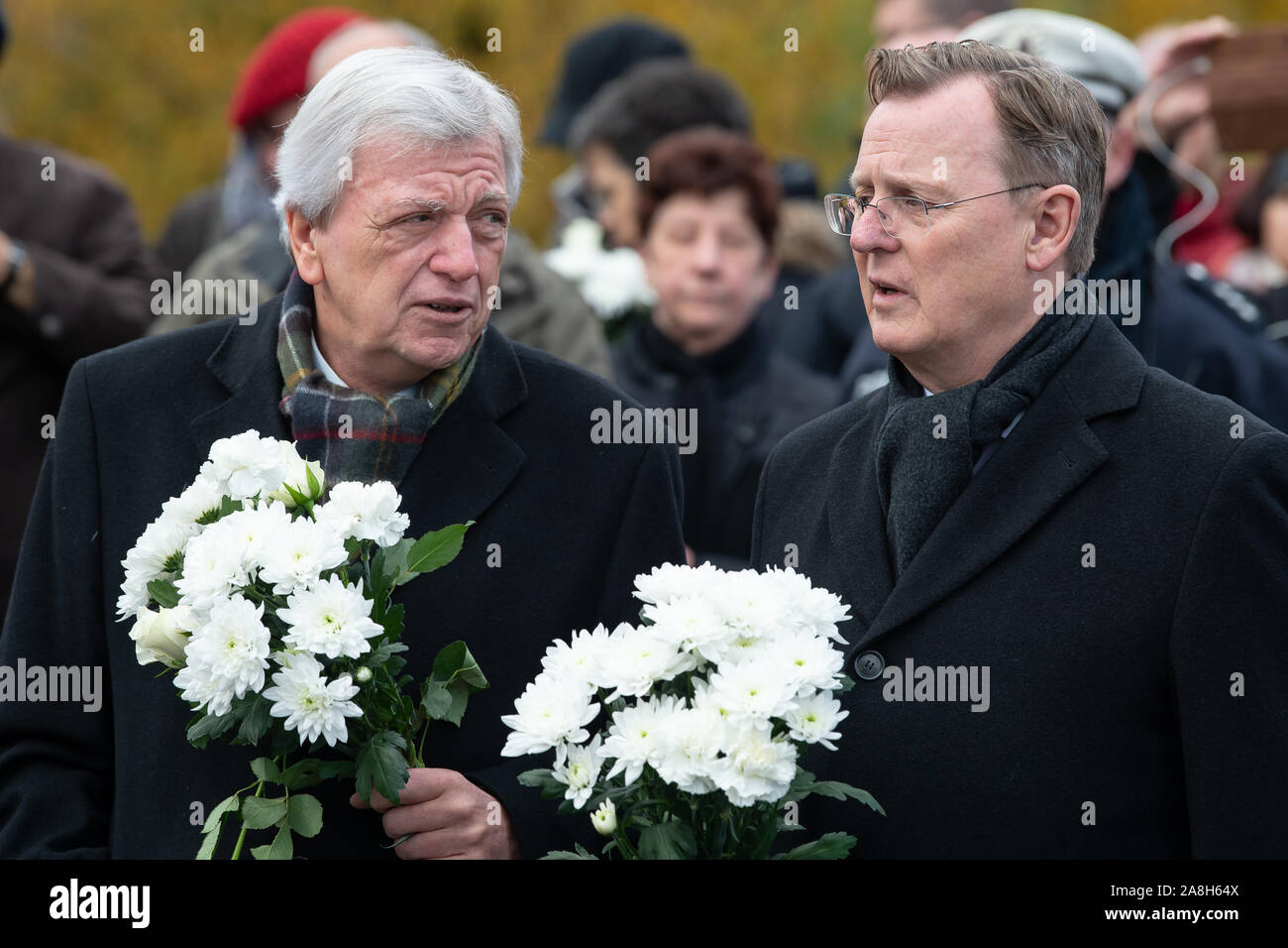 09 novembre 2019, la Thuringe, Großburschla : Volker Bouffier (CDU, l), premier ministre de la Hesse, et Bodo Ramelow (Die Linke), premier ministre de la Thuringe, se tenir sur le pont de Werra de fleurs pendant la pose de la couronne. Les gouvernements d'état de Thuringe et de Hesse célébrons 30 ans de la chute du Mur de Berlin sous la devise '30 ans de la chute du mur - nous vivons la liberté'. Photo : Swen Pförtner/dpa Banque D'Images