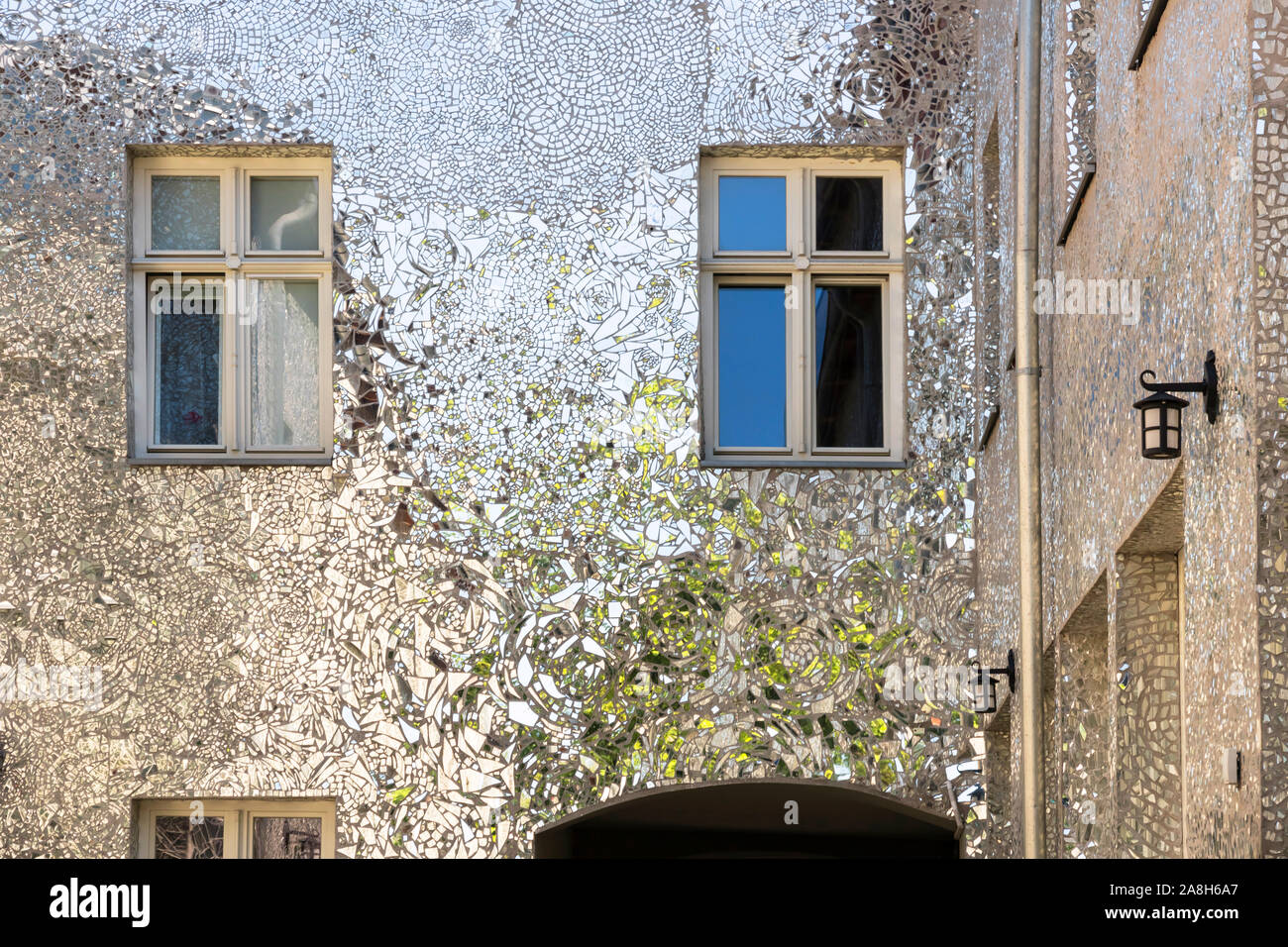 La ville polonaise de Lodz, rue intéressante avec miroir les bâtiments. Banque D'Images