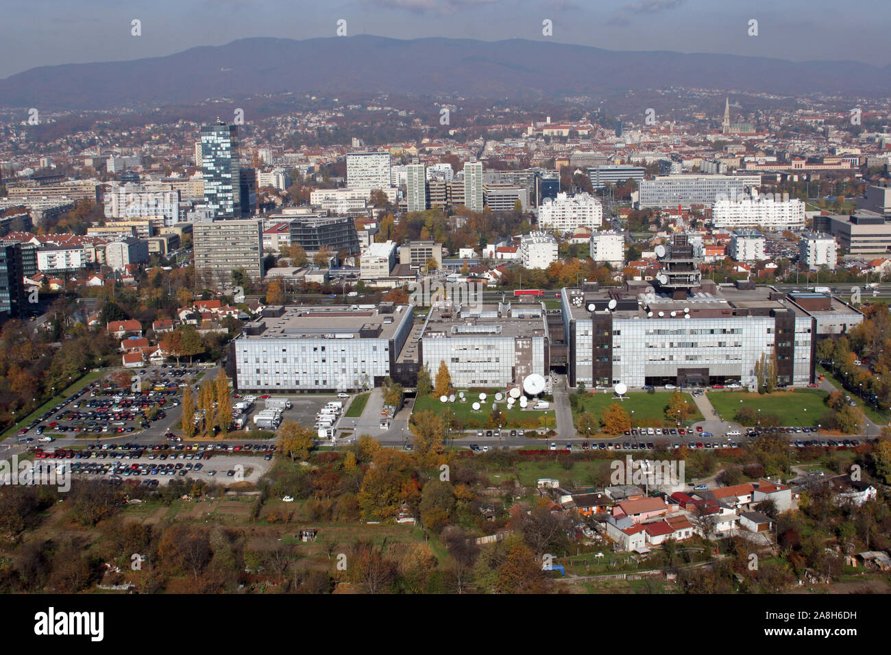La radio et la télévision nationale croate de construction et la ville de Zagreb dans l'arrière-plan Banque D'Images