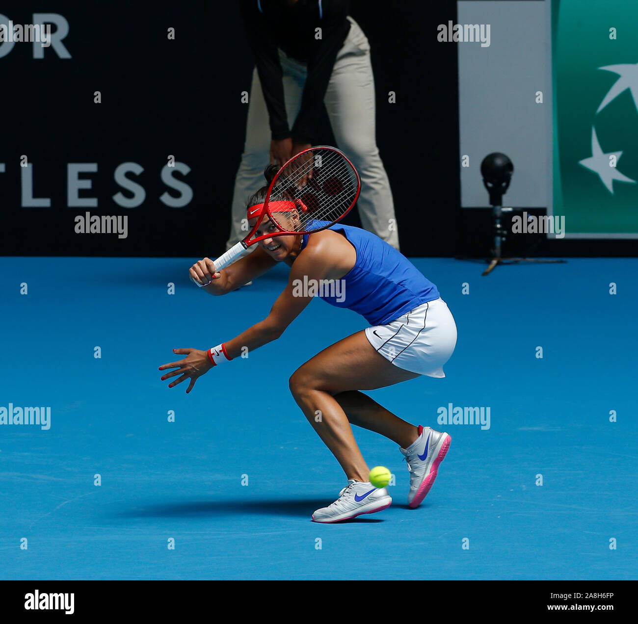 Perth, Australie . 09Th Nov, 2019. 9 novembre 2019 RAC ; Arena, Perth, Australie occidentale, Australie ; Fed Cup par BNP Paribas Tennis Finale, Jour 1, de l'Australie contre la France ; Caroline Garcia de la France joue un coup droit tourné contre Ash Barty de l'Australie pendant la seconde action Crédit : caoutchouc Plus Sport Images/Alamy Live News Banque D'Images