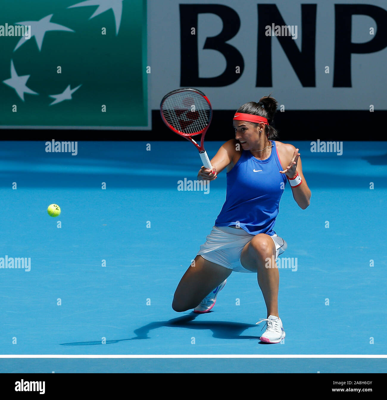 Perth, Australie . 09Th Nov, 2019. 9 novembre 2019 RAC ; Arena, Perth, Australie occidentale, Australie ; Fed Cup par BNP Paribas Tennis Finale, Jour 1, de l'Australie contre la France ; Caroline Garcia de la France joue un coup droit tourné contre Ash Barty de l'Australie pendant la seconde action Crédit : caoutchouc Plus Sport Images/Alamy Live News Banque D'Images