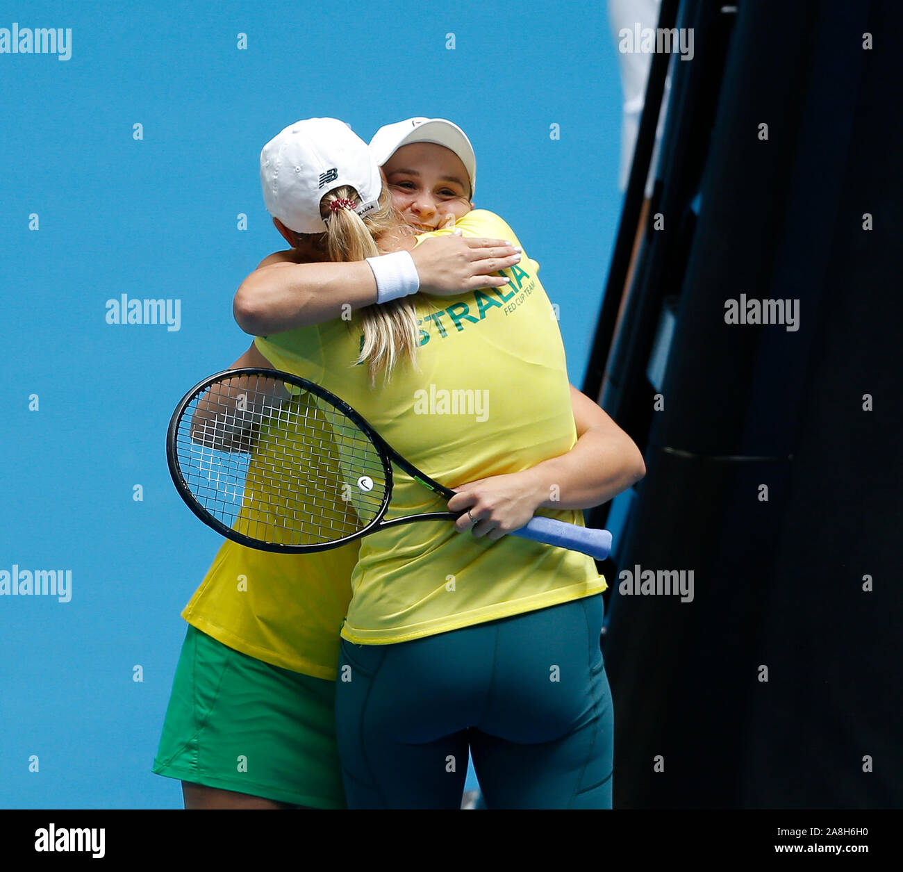 Perth, Australie . 09Th Nov, 2019. 9 novembre 2019 RAC ; Arena, Perth, Australie occidentale, Australie ; Fed Cup par BNP Paribas Tennis Finale, Jour 1, de l'Australie contre la France ; Alicia Molik Le capitaine de l'Australie hugs Ash Barty après qu'elle a défait Caroline Garcia de la France dans le deuxième crédit : 6-0 6-0 en caoutchouc Plus Sport Action Images/Alamy Live News Banque D'Images