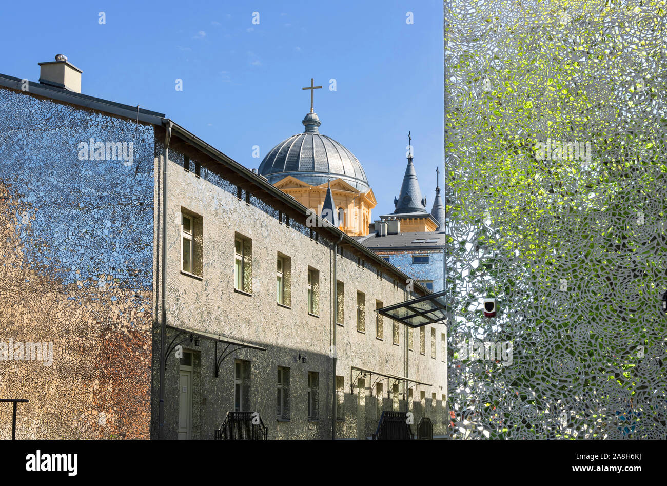 La ville polonaise de Lodz, rue intéressante avec miroir les bâtiments. Banque D'Images