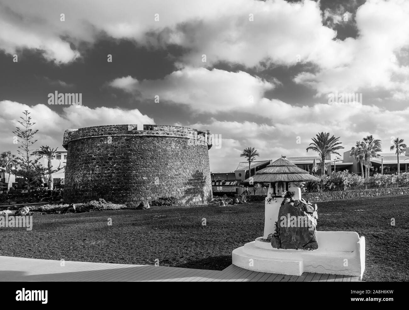 Belle vue en noir et blanc du Castillo de San Buenaventura, une tour de défense situé à Caleta de Fuste, Fuerteventura, Espagne Banque D'Images