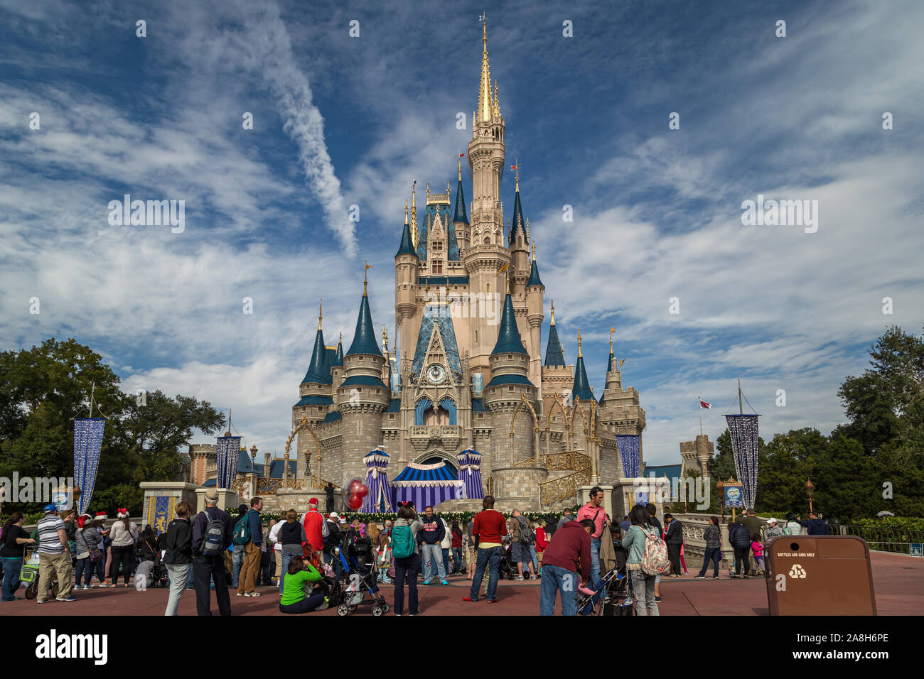 Le château de Cendrillon à Magic kingdom Orlando, en Floride, vue sur la lumière du jour avec des gens en premier plan et des nuages dans le ciel en arrière-plan Banque D'Images