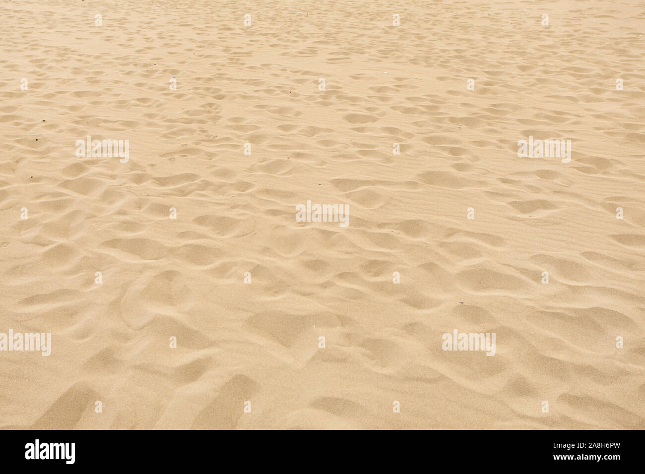 Plage de sable doux avec de nombreuses empreintes de disparaître. Banque D'Images