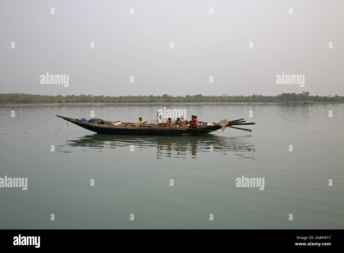 Bateau de pêche traditionnel dans le delta du Gange dans la jungle des Sundarbans National Park, Inde Banque D'Images