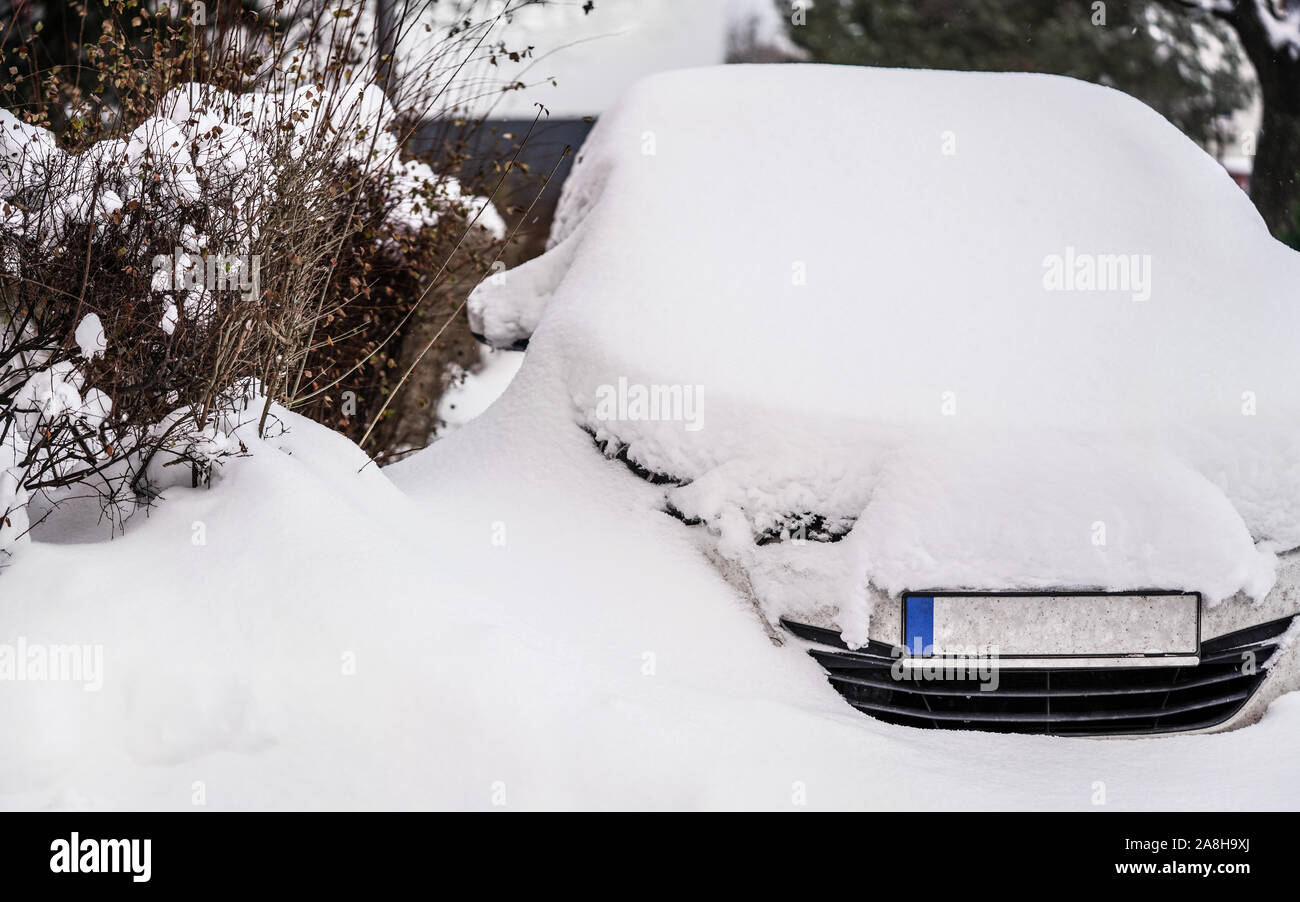 Location de couverts en vertu de l'épaisse couche de neige en hiver. Banque D'Images