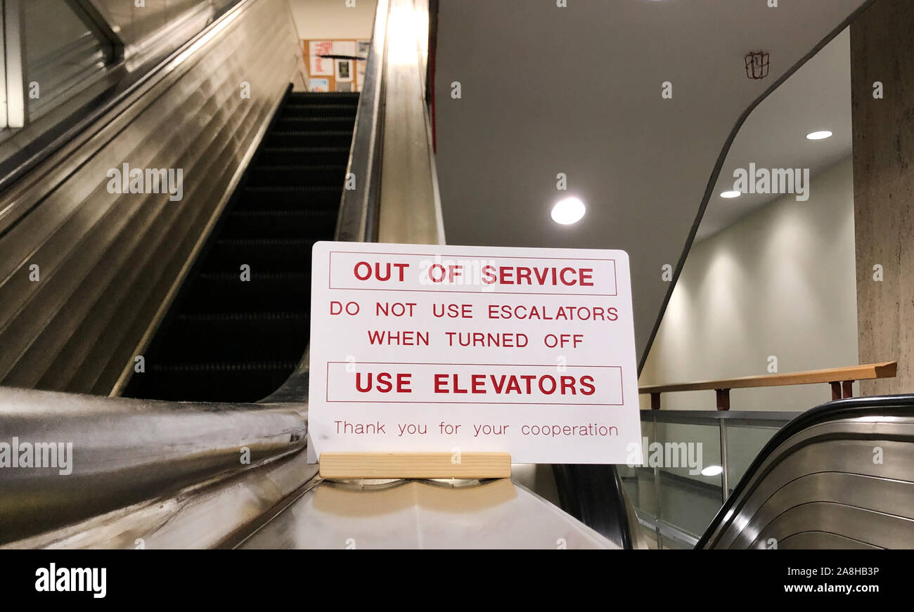 New York, USA. 05Th Nov, 2019. Un escalator dans le bâtiment principal de l'Organisation des Nations Unies ONU est couvre-pied. Parce que beaucoup de pays n'ont pas encore payé leur cotisation, l'ONU a été à court de liquidités depuis octobre. C'est pourquoi l'électricité pour les escaliers mécaniques à New York à l'ONU est maintenant également en cours d'enregistrement. Crédit : Benno Schwinghammer/dpa/Alamy Live News Banque D'Images