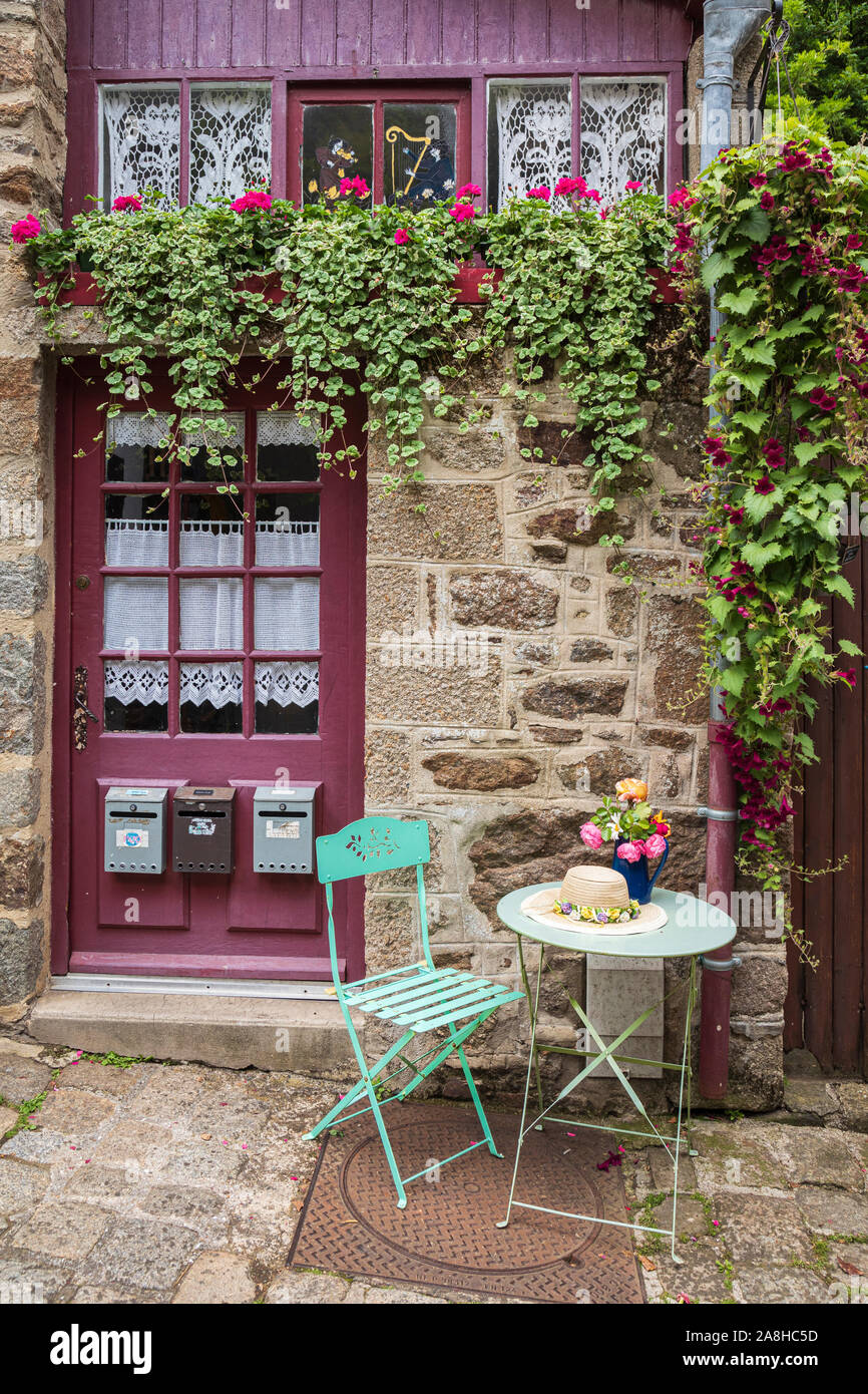 Table et chaise à l'extérieur d'une maison pittoresque à Dinan, Bretagne, France Banque D'Images