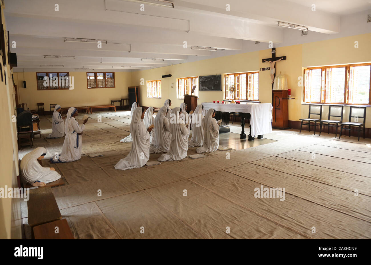 Les sœurs de Mère Teresa Missionnaires de la charité dans la prière dans la chapelle de la maison mère, Kolkata, Inde Banque D'Images