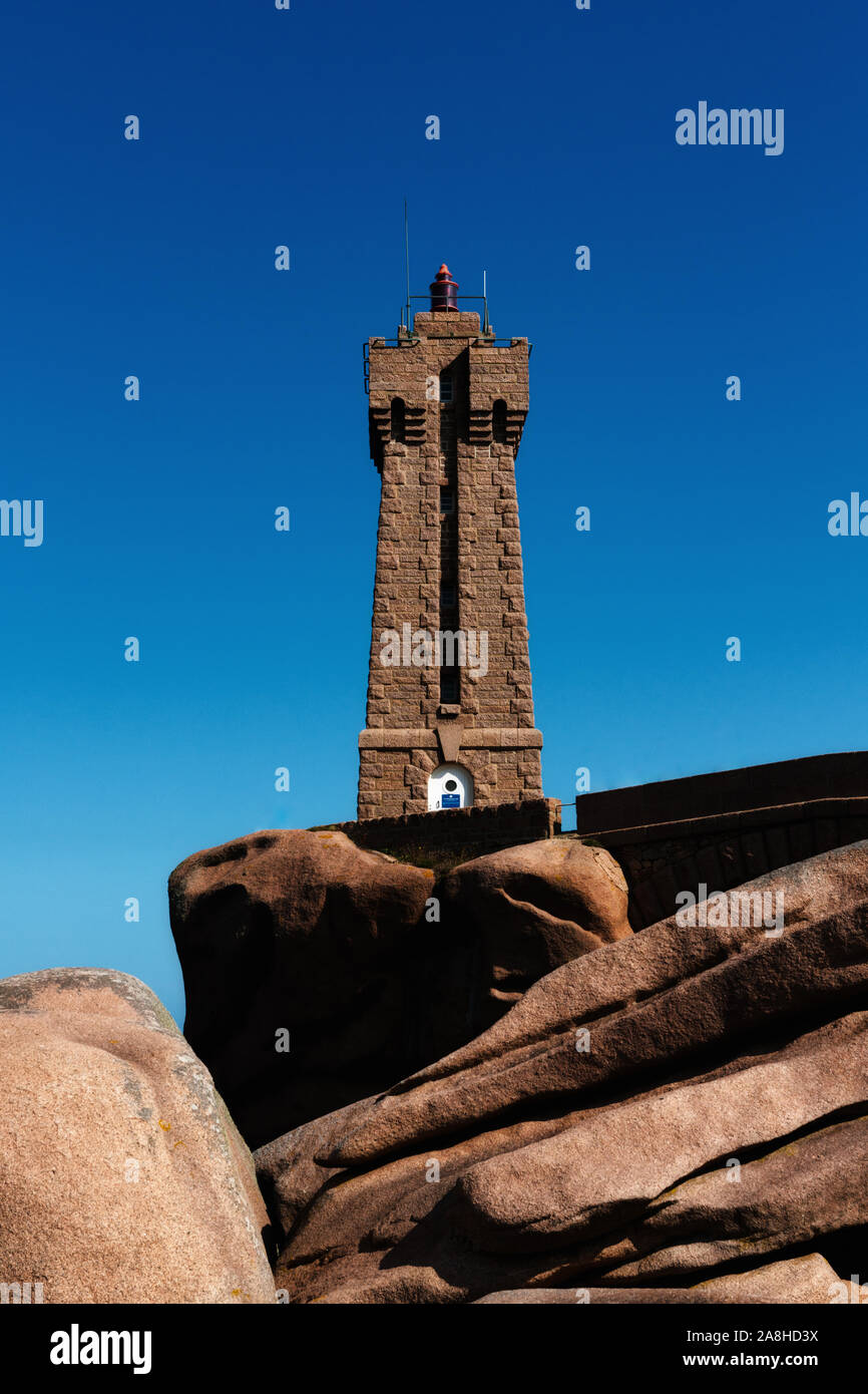 Perros-Guirec, Côtes-d'Armor / France - 21 août 2019 : vue verticale du phare de Men Ruz Phare sur la côte de granit en Bretagne Banque D'Images