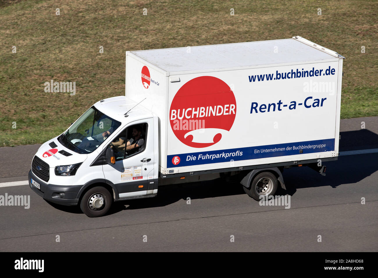 Ford Transit de Buchbinder sur autoroute. Buchbinder est une compagnie de location de voiture et d'une partie des Français Europcar Groupe de mobilité. Banque D'Images