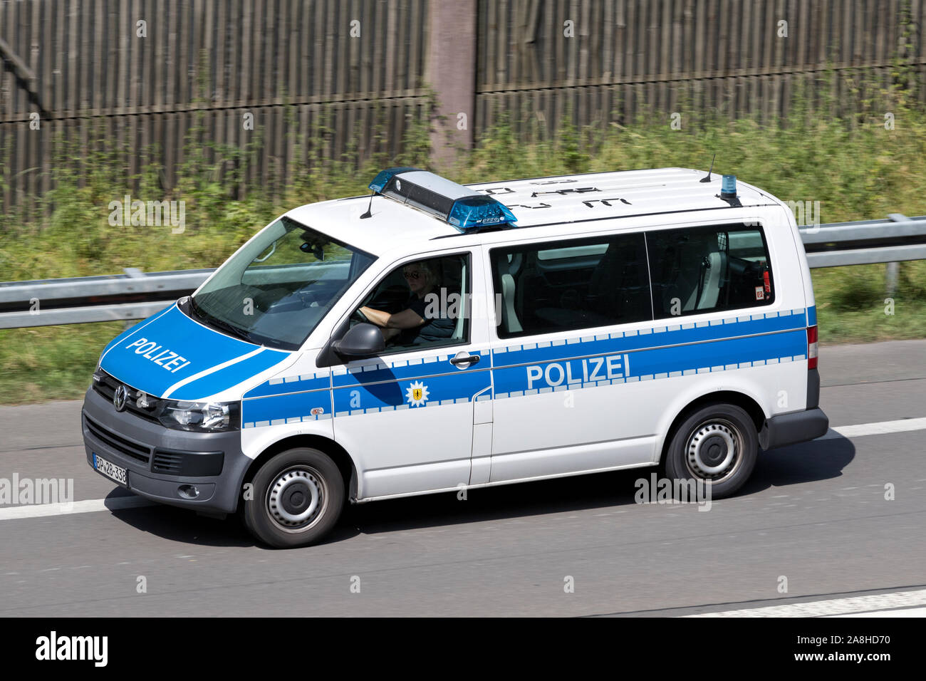 La Police fédérale (Bundespolizei allemande) Volkswagen Bus sur l'autoroute. Banque D'Images