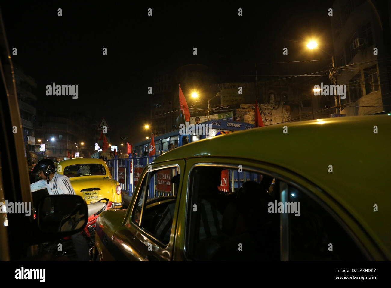 Dark city floue du trafic en mouvement à la fin de soirée sur les rues bondées de Kolkata Banque D'Images