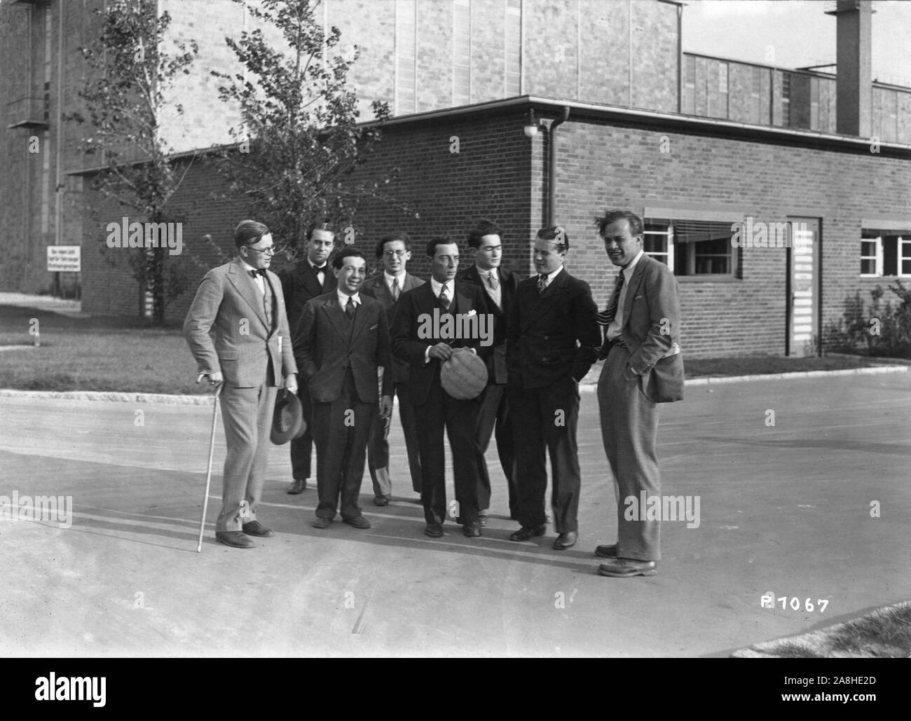 BUSTER KEATON avec FRIEDRICH HOLLANDER (3e de gauche) et Franz Waxman (4e à gauche) lors d'une visite à Neubabelsberg Studios UFA Allemagne Septembre 1930 Banque D'Images