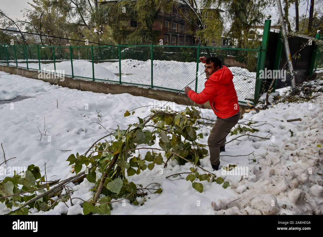 Cachemire, Inde. 09Th Nov, 2019. Un travailleur lignes de transmission électrique réparations après la forte chute de neige à la périphérie du Jammu-et-Cachemire.Au moins sept personnes sont mortes dans des incidents survenus à de nombreux endroits de la vallée au cours des saisons première neige. Un service météorologique a prédit le temps sec dans la région pour la prochaine semaine. Credit : SOPA/Alamy Images Limited Live News Banque D'Images