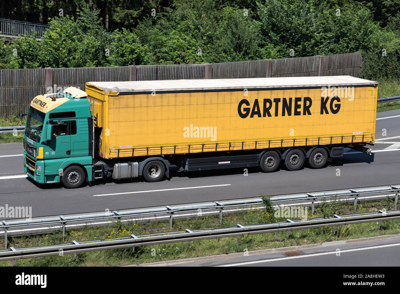 MAN TGX Gartner camion avec remorque curtainside sur autoroute. Banque D'Images