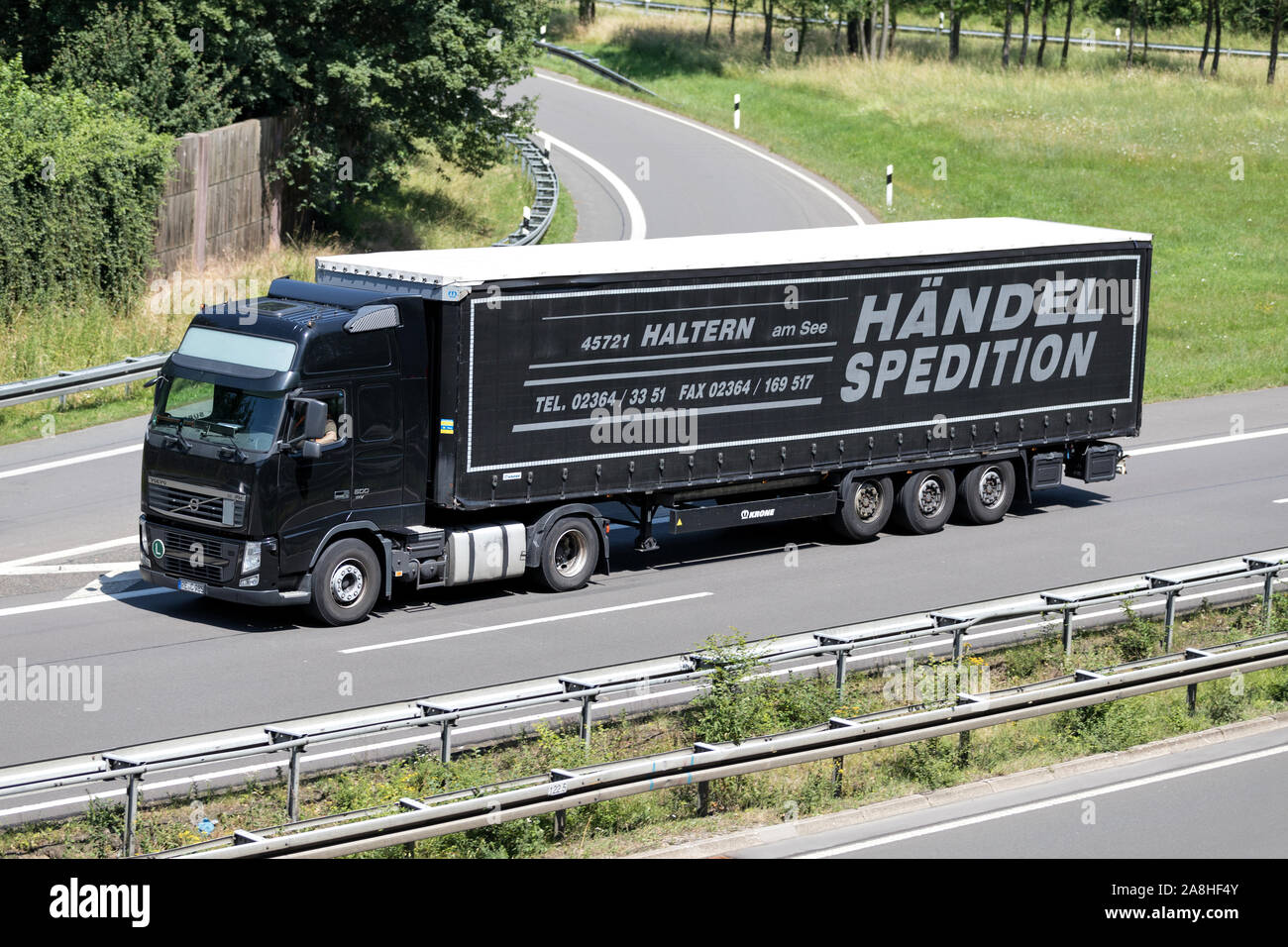 Händel Volvo FH camion avec remorque curtainside sur autoroute. Banque D'Images