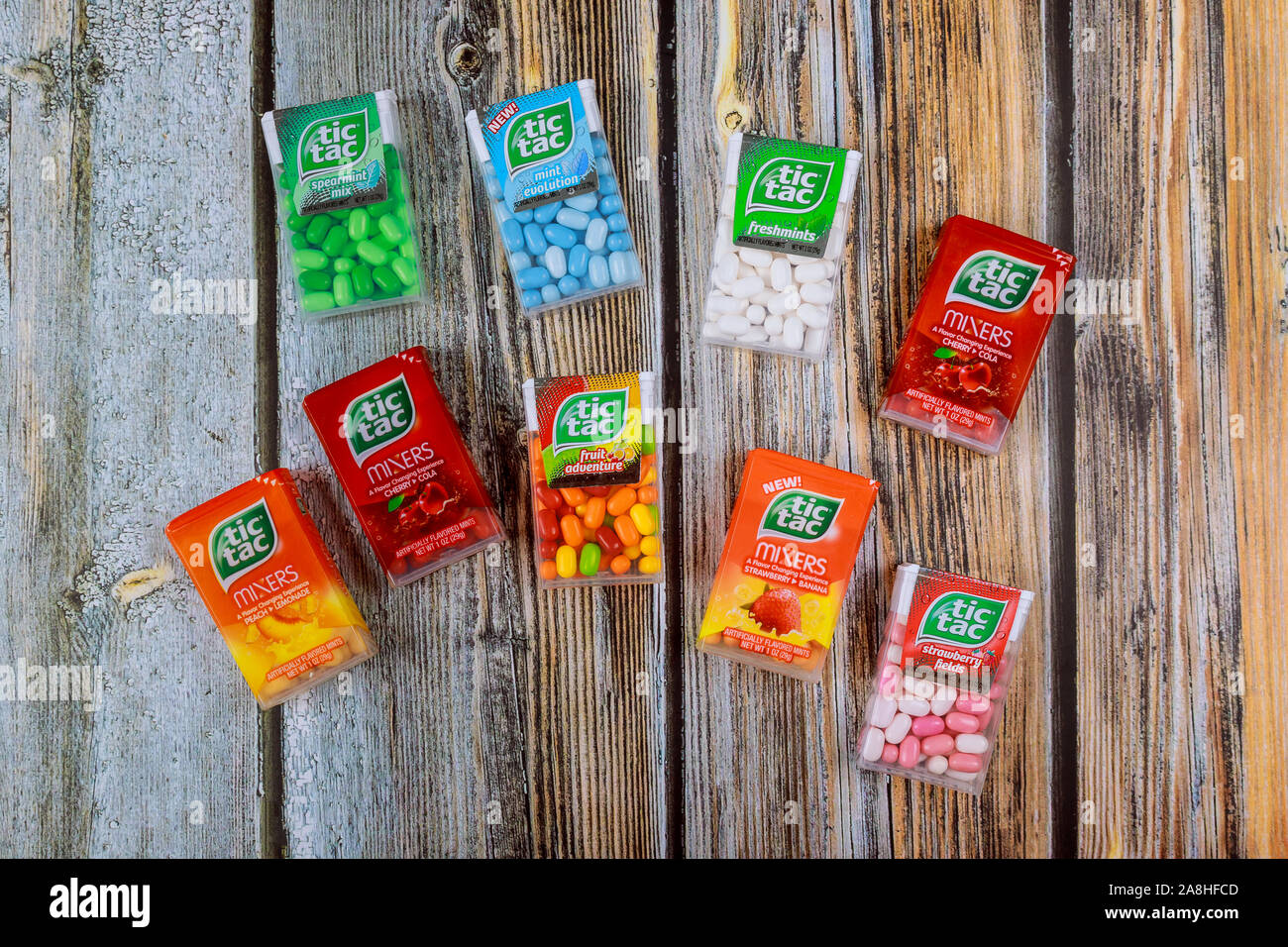 New York NY NOV 08 2019 : Variété de Tic Tac sur le client peut acheter dans les boîtes à la menthe de paquets sur fond sombre Banque D'Images