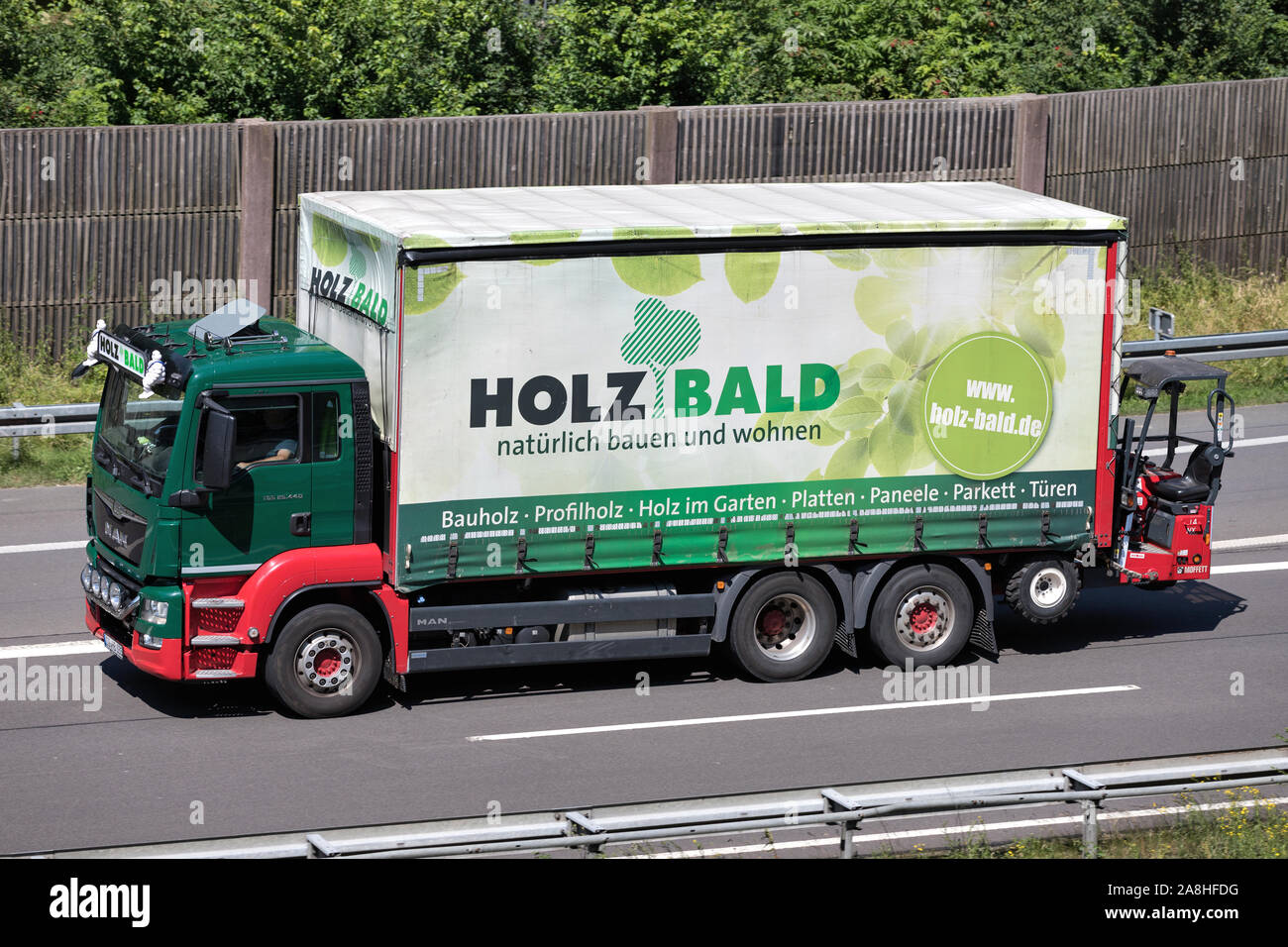 Holz Chauve TGS camion sur autoroute. Banque D'Images