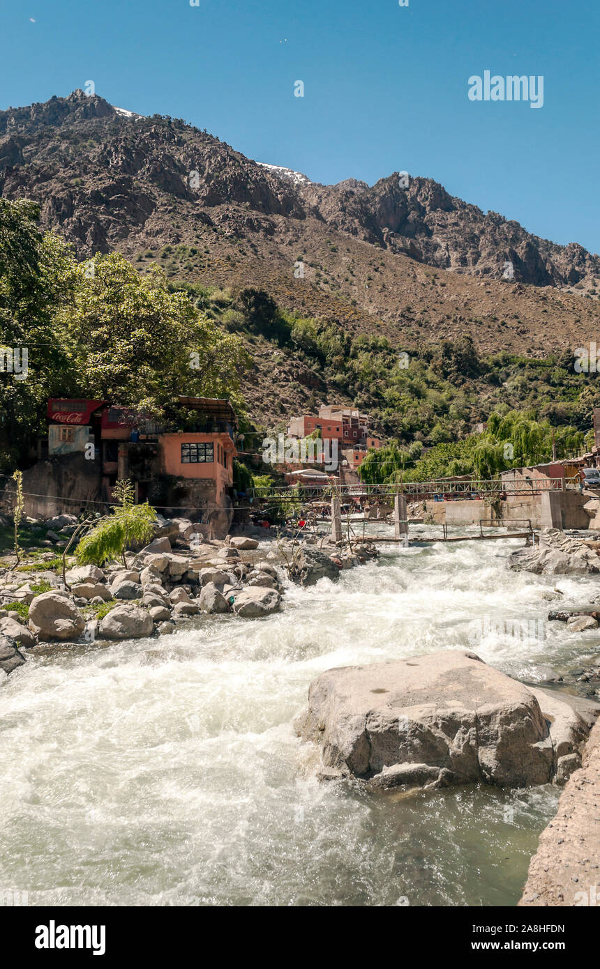 Rivière dans les montagnes à Marrakech lors d'une journée ensoleillée. Banque D'Images