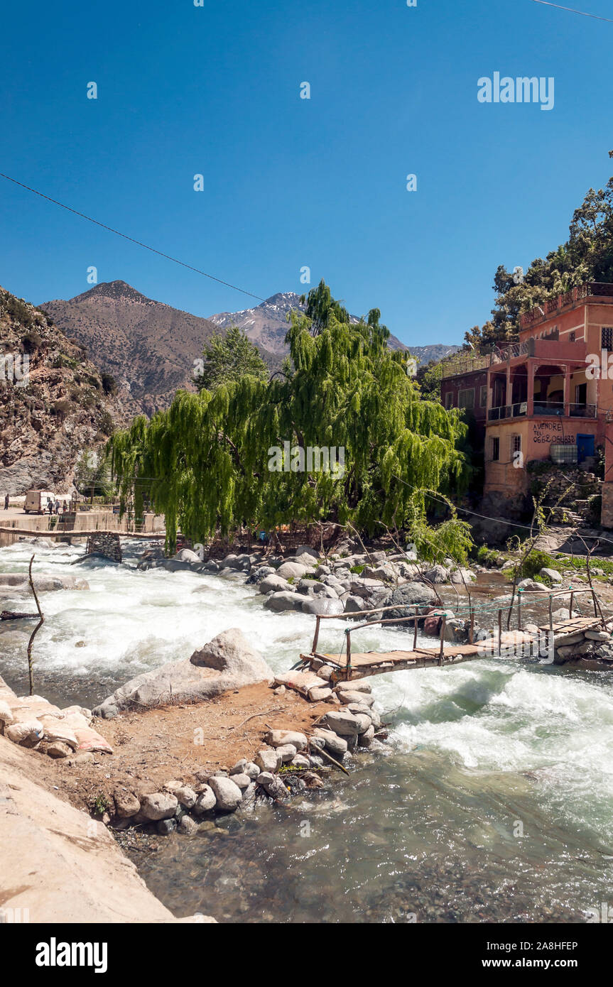 Rivière dans les montagnes à Marrakech lors d'une journée ensoleillée. Banque D'Images