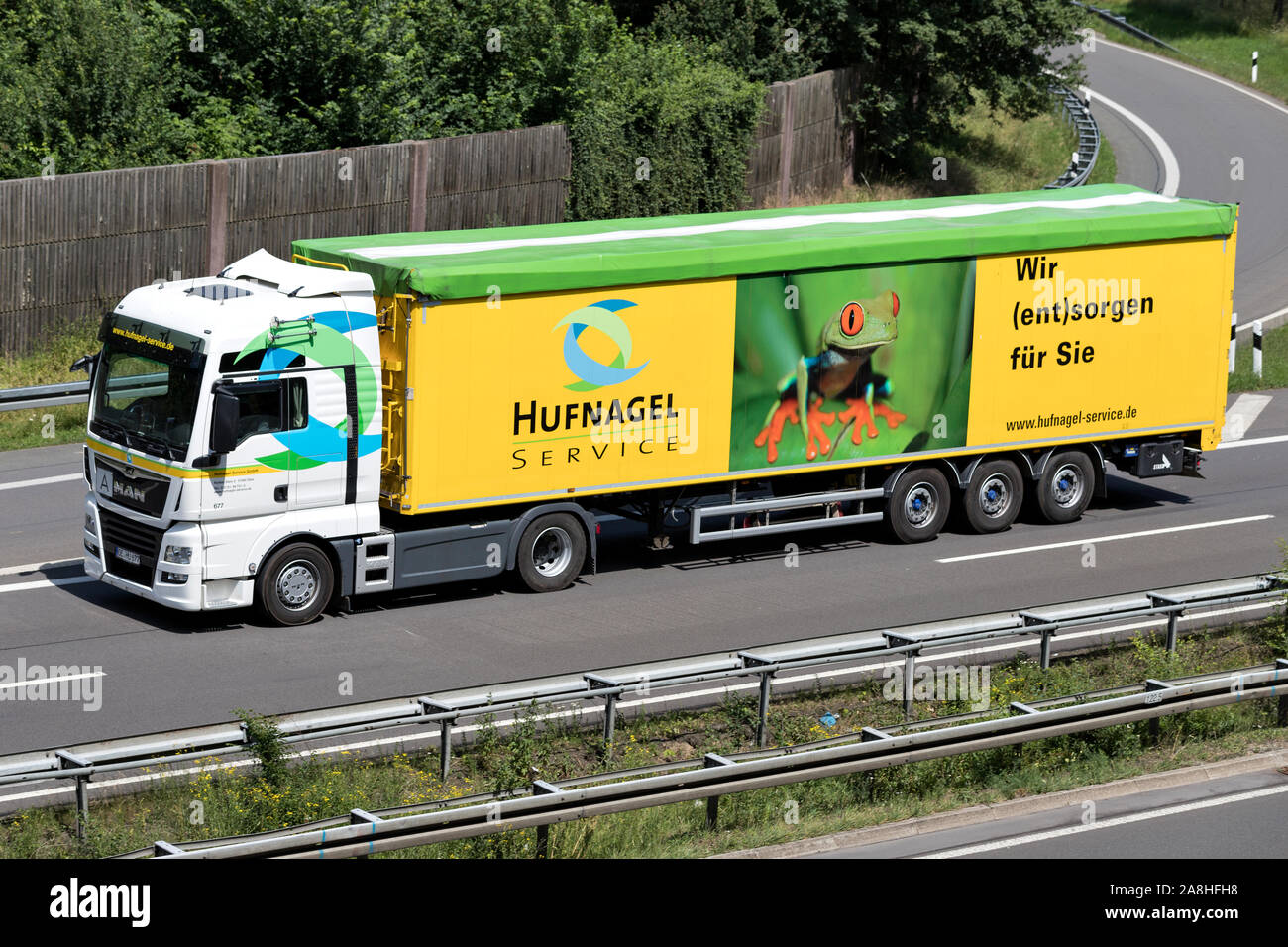 Hufnagel camion MAN avec remorque en vrac sur l'autoroute. Banque D'Images