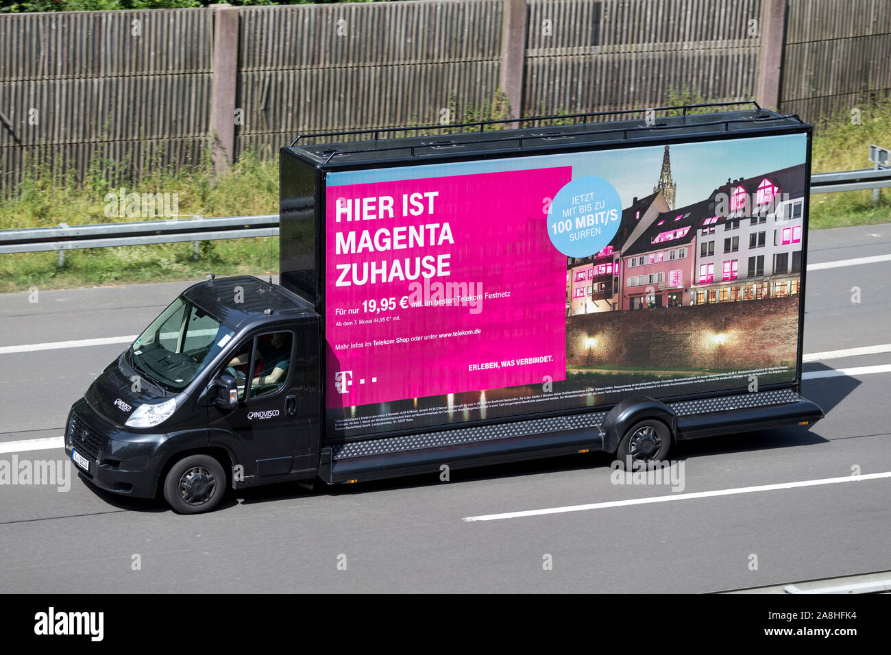 Innovisco CoolLiteTruck avec Deutsche Telekom la publicité sur autoroute. Banque D'Images