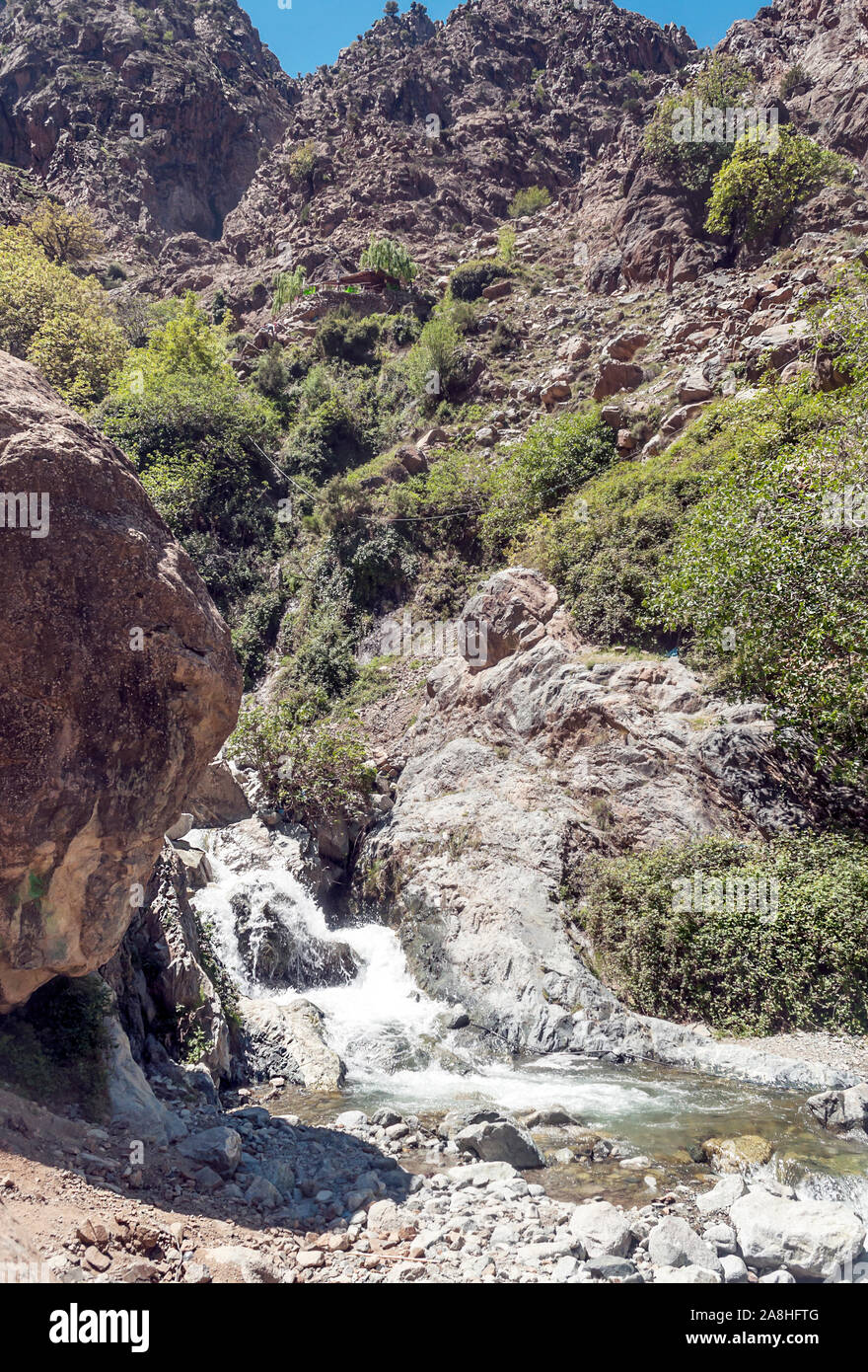 Rivière dans les montagnes à Marrakech lors d'une journée ensoleillée. Banque D'Images