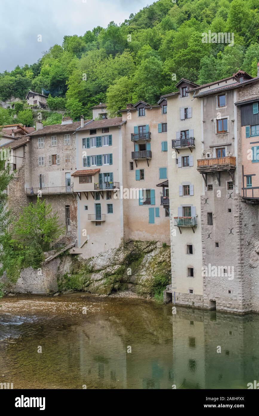 Pont-en-Royans dans le Vercors, maisons colorées typiques bâties sur la falaise, au-dessus de la rivière, en France Banque D'Images