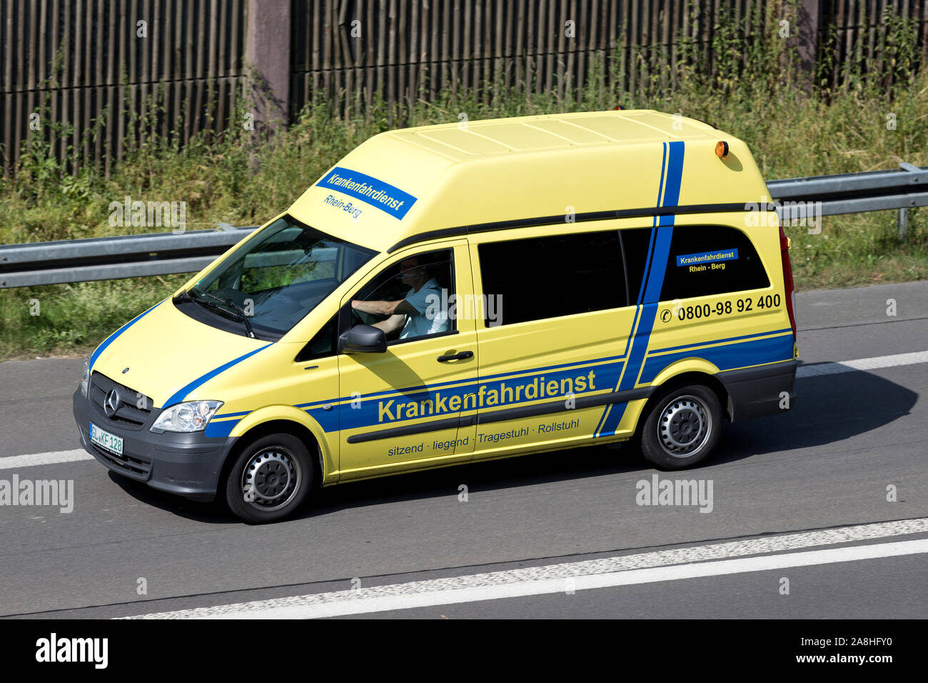 Krankenfahrdienst Rhein-Berg Mercedes-Benz Vito sur autoroute Banque D'Images