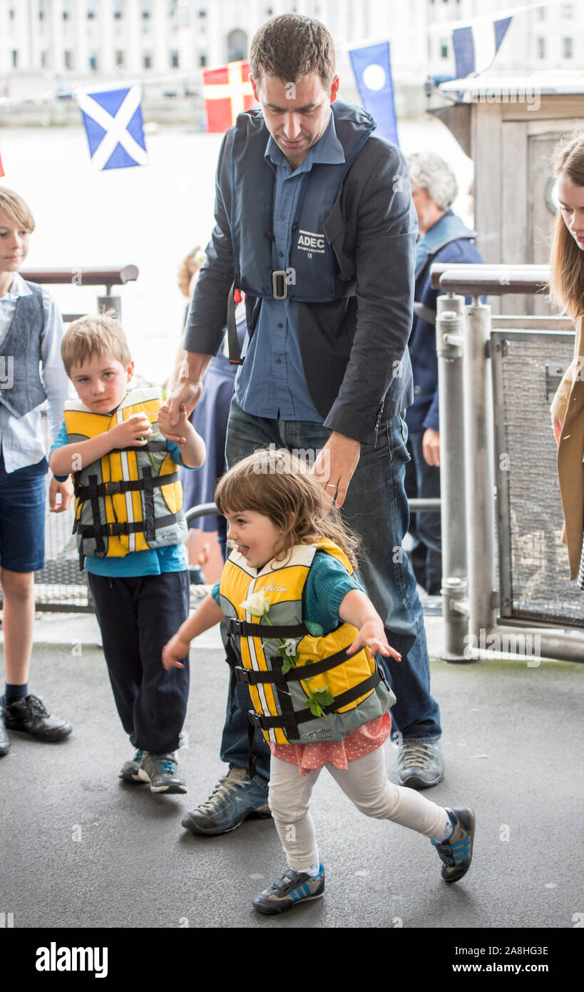 Brendan Cox veuf d'assassiné MP Jo Cox's et leurs enfants et à aider Ikram Cuillin amarrer un petit bateau à l'extérieur de la Chambre des communes dans sa mémoire après sa mort tragique. 22/6/2016 Banque D'Images