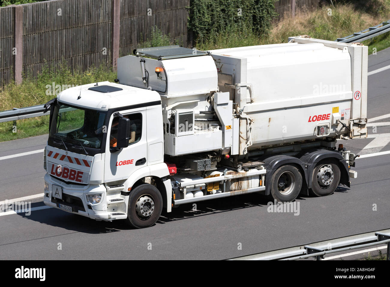 Dustcart Lobbe sur autoroute. Fournit un service constant Lobbe dans les domaines de l'assainissement, les services industriels et l'élimination. Banque D'Images