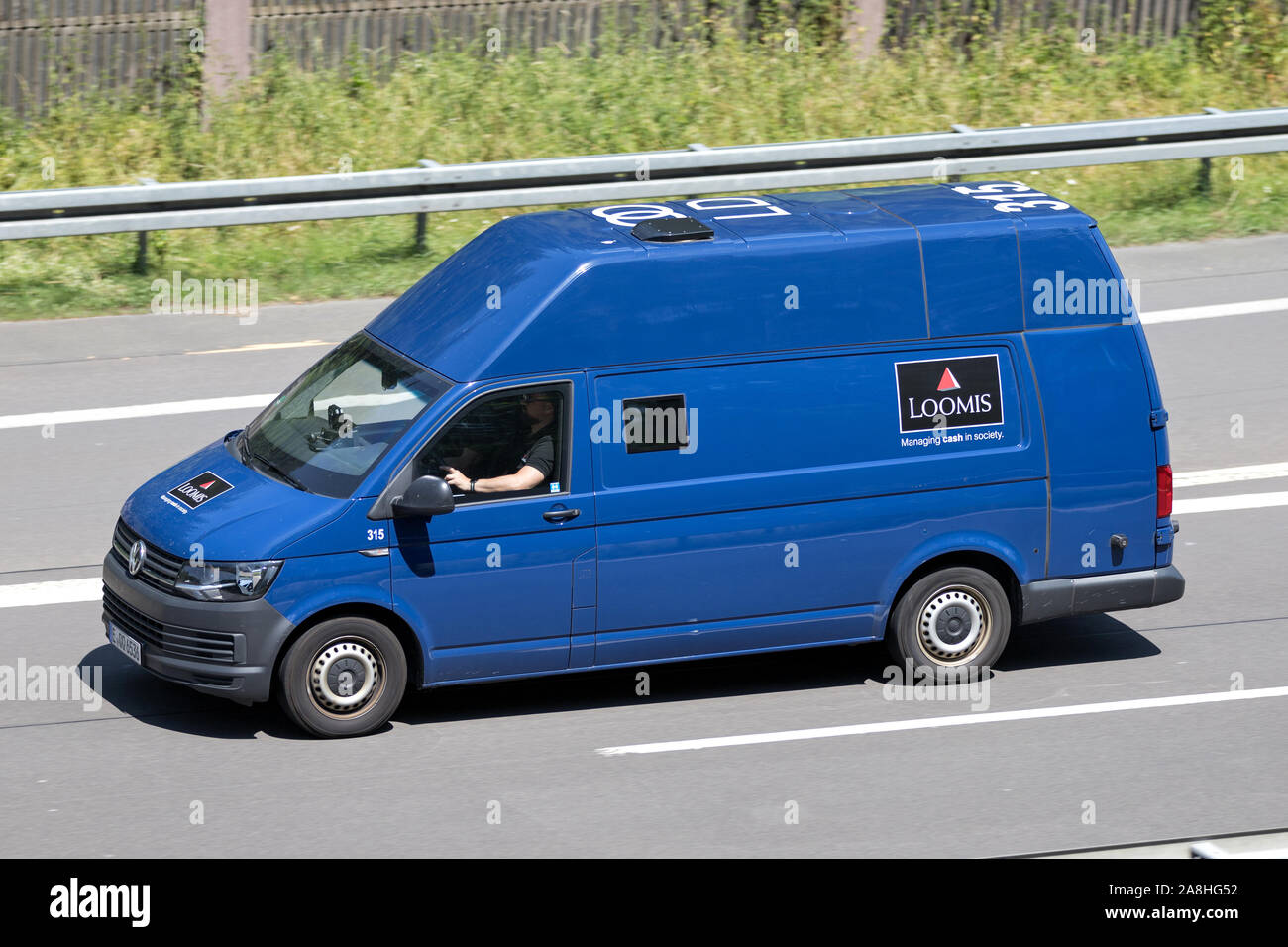 Loomis Volkswagen van de sécurité sur autoroute Photo Stock - Alamy