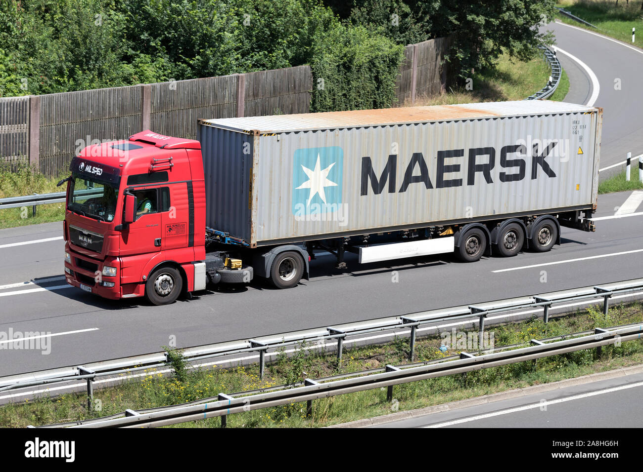 MAN TGX MIL SPED chariot avec Maersk Container sur autoroute. Banque D'Images